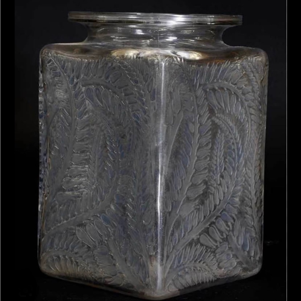 LALIQUE VASE circa 1926